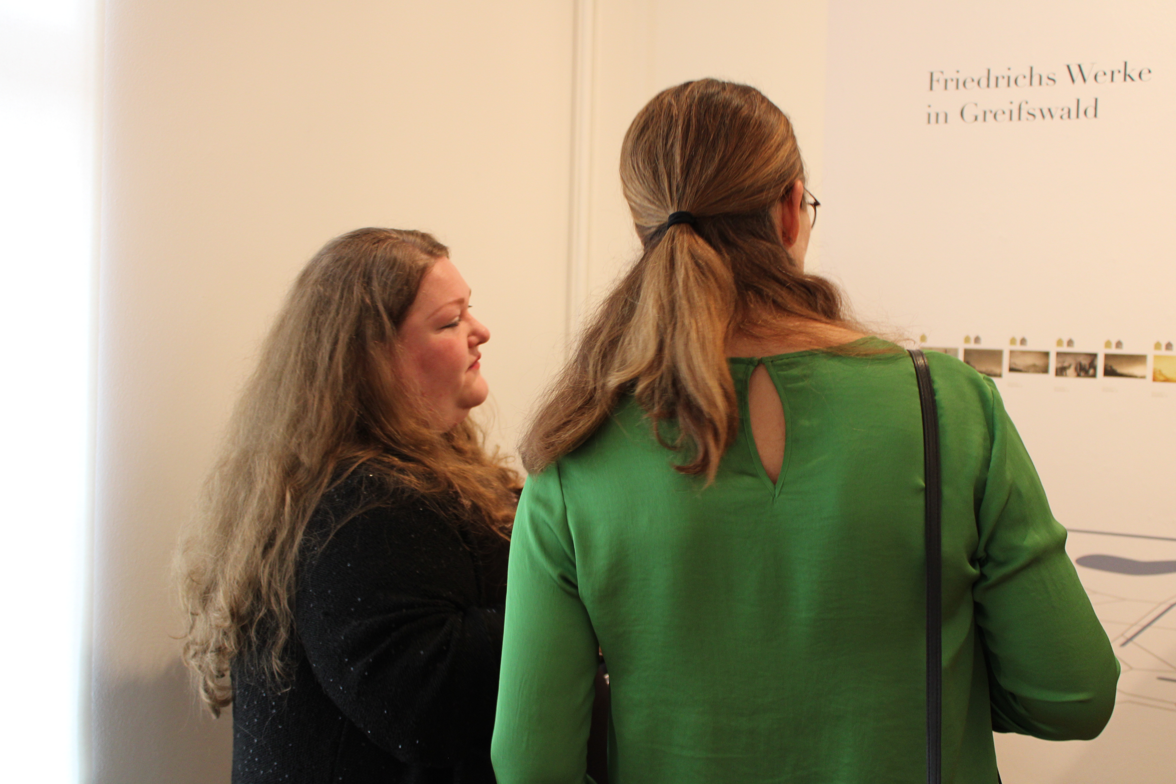 Caroline Barth und Bettina Martin lesen die Ausstellungstexte.