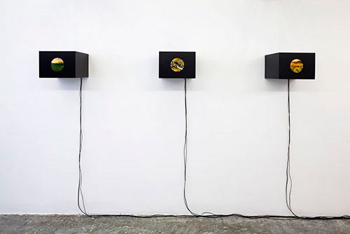 „Idyll“  Ausstellungsansicht Holz, Leuchtkasten, Sound, Duft, 24 x 33 x 33 cm, 2014